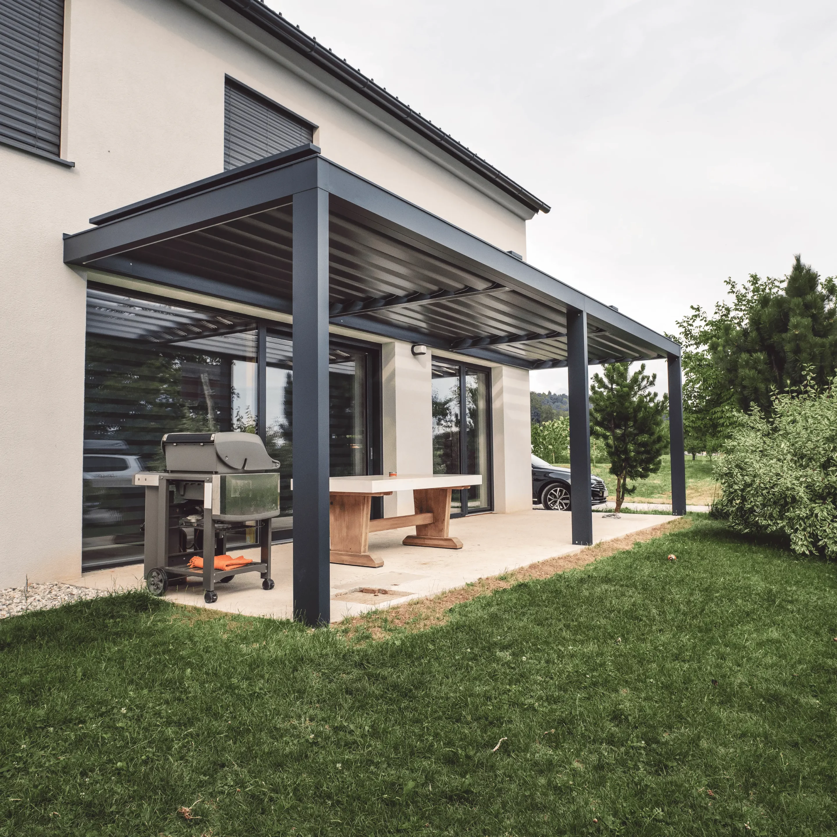 Une pergola solaire dans un petit jardin