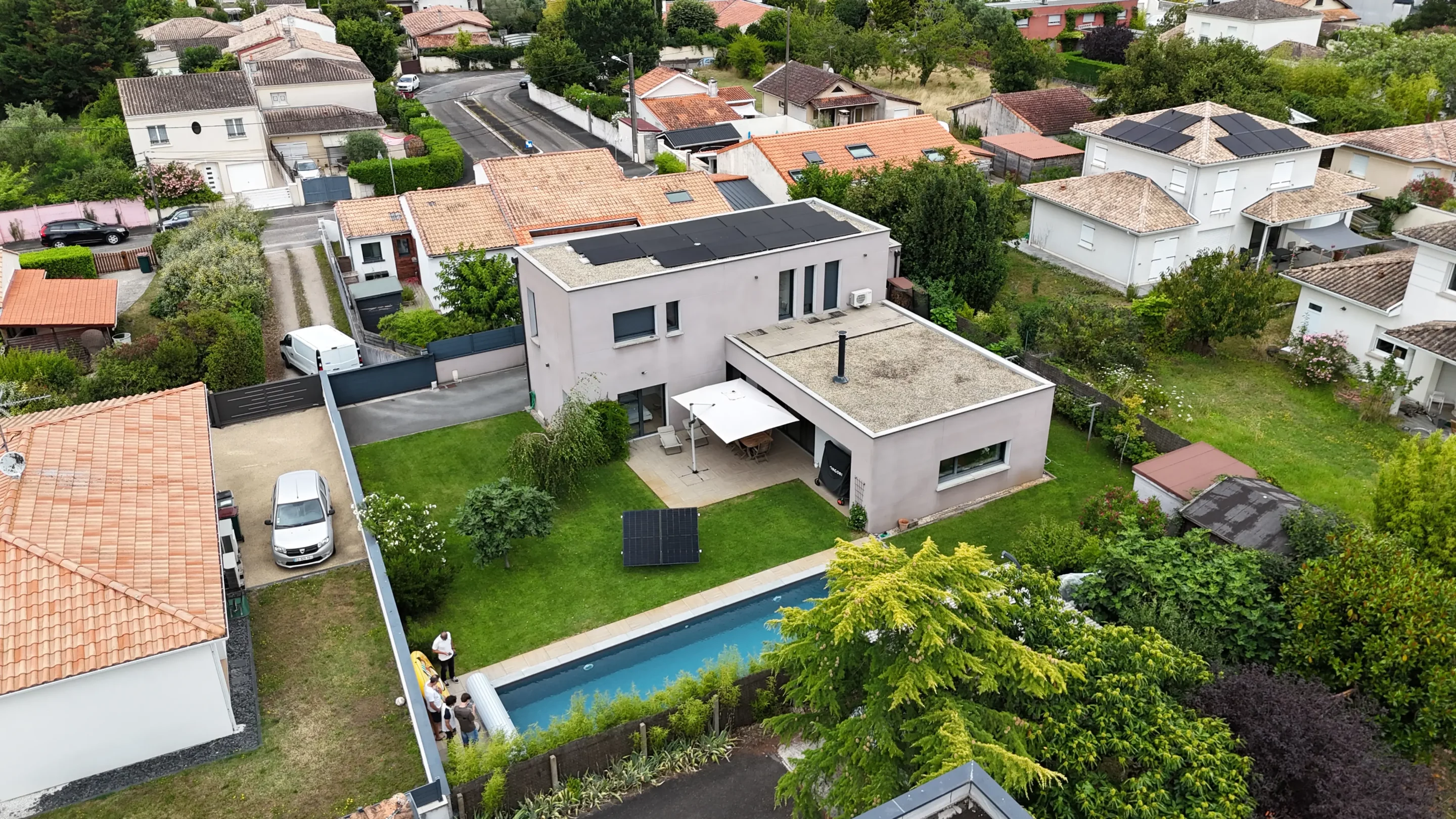 installation de panneaux solaires sur toit terrasse à Pessac