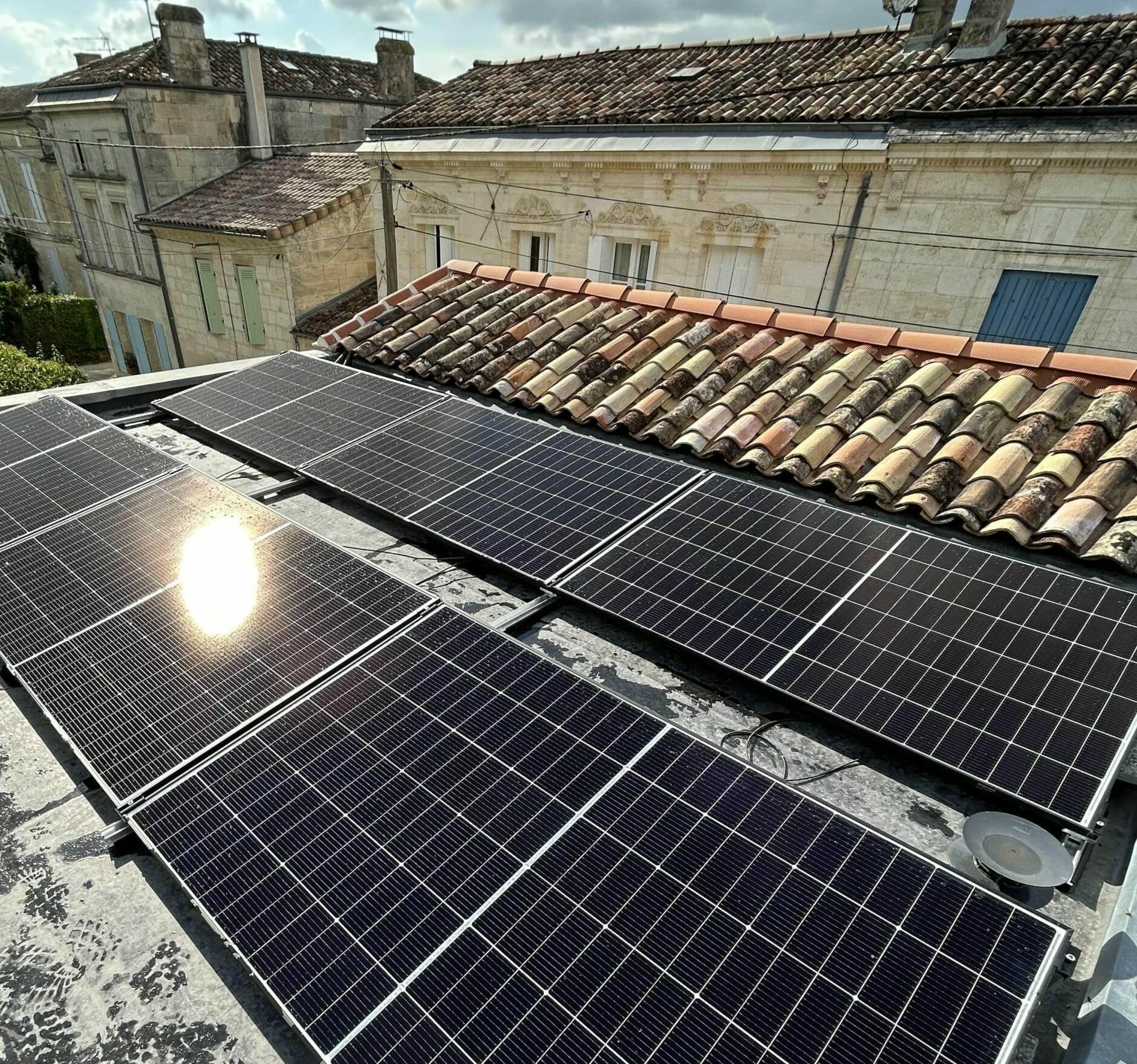 Installation de panneaux solaires sur un toit à Asques