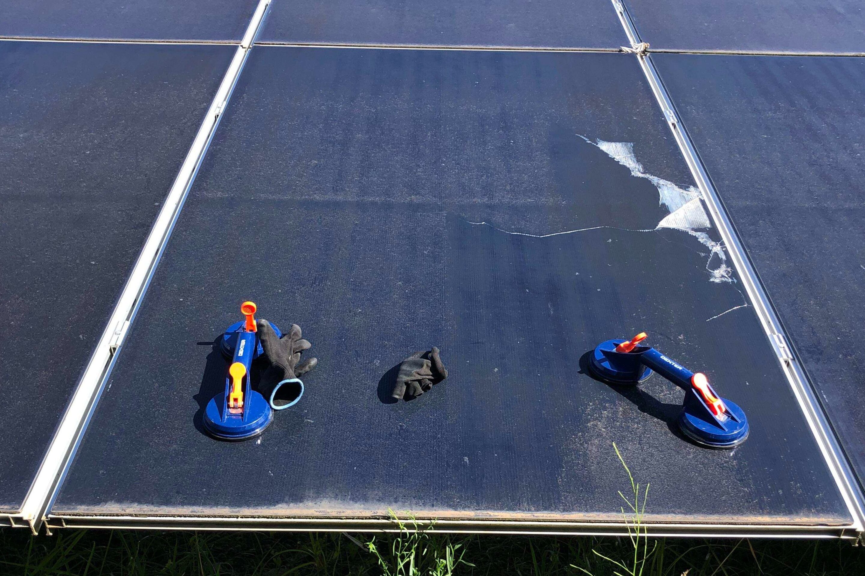 Un panneau solaire cassé en cours de remplacement