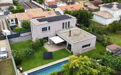 Installation toiture et kit sol Pessac Vue aérienne des panneaux solaires installés sur un toit à pessac