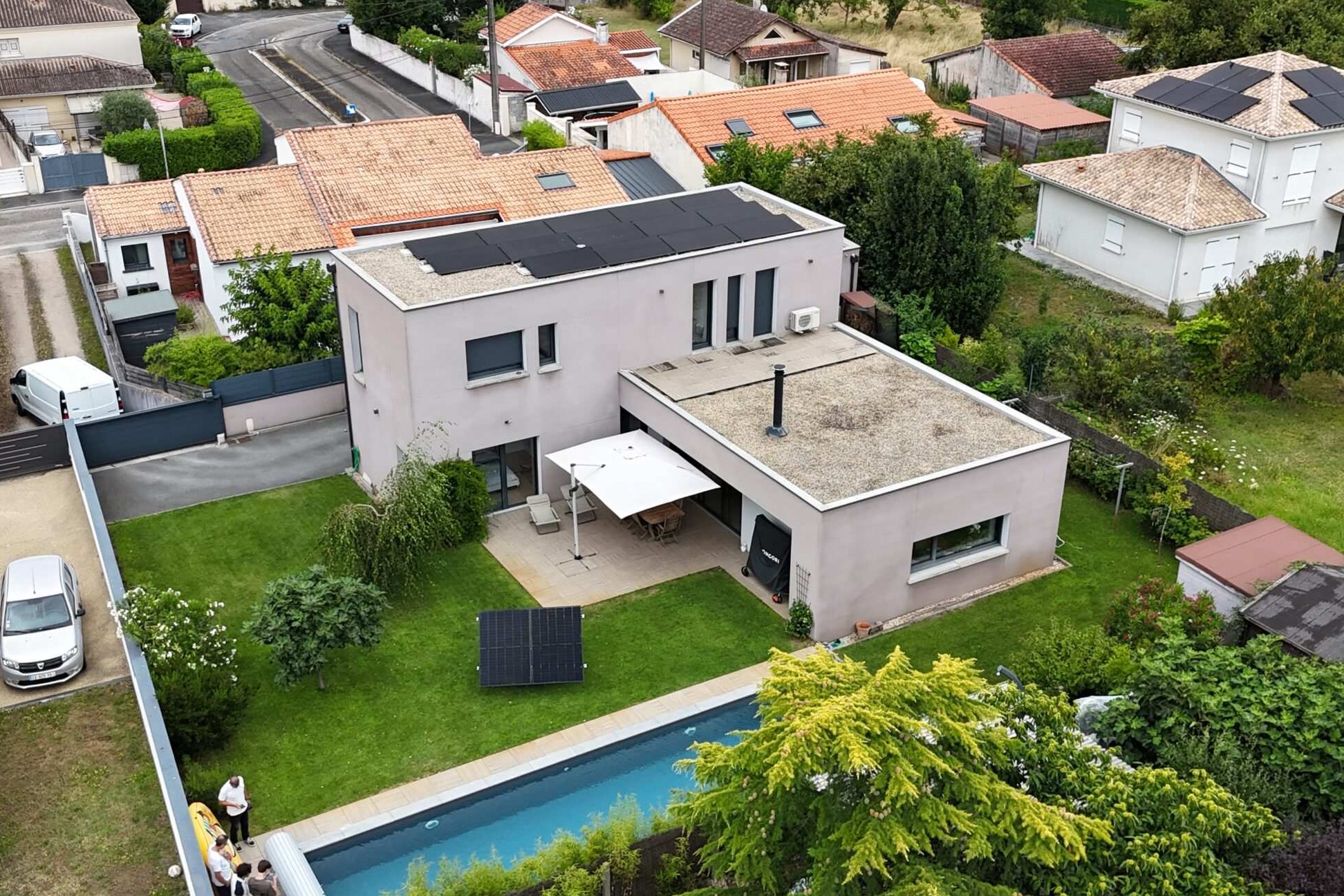 Vue aérienne des panneaux solaires installés sur un toit