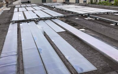 Panneaux solaires installé sur un toit plat Installation de panneaux photovoltaïques sur toit plat