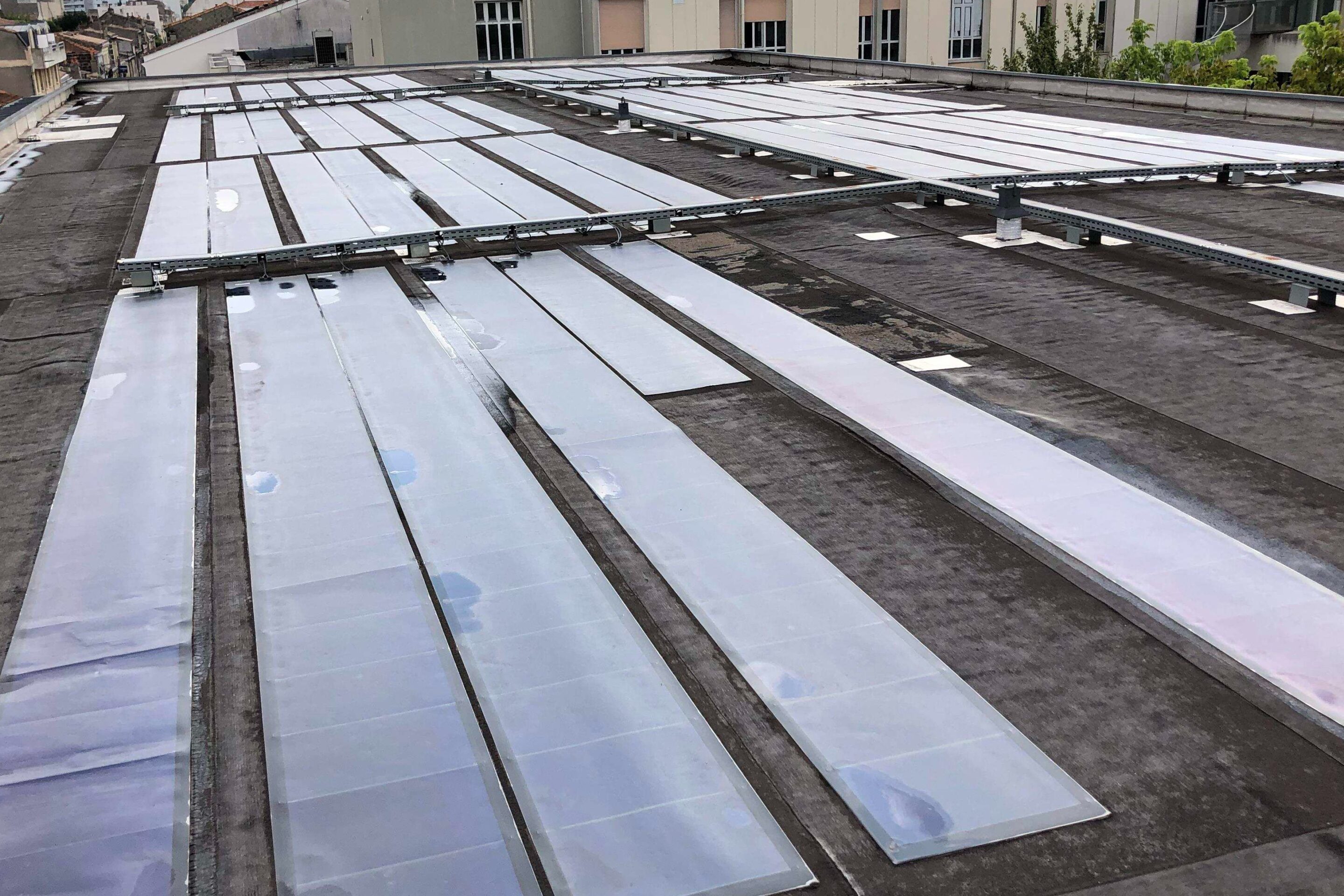Installation de panneaux photovoltaïques sur toit plat