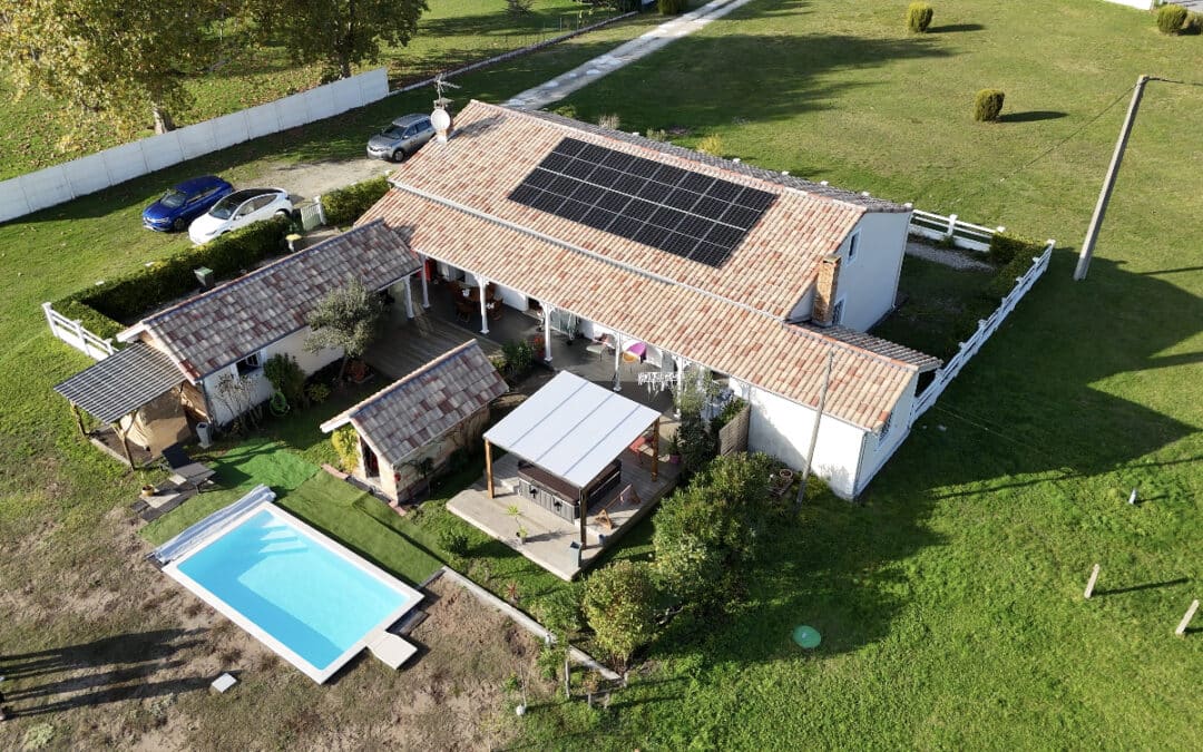 Maison avec piscine et panneaux solaires
