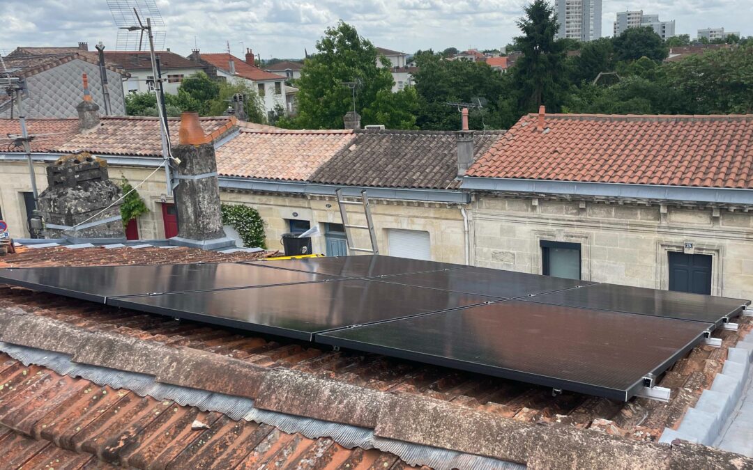 Installation sur toiture de 6 panneaux solaires photovoltaique Bordeaux