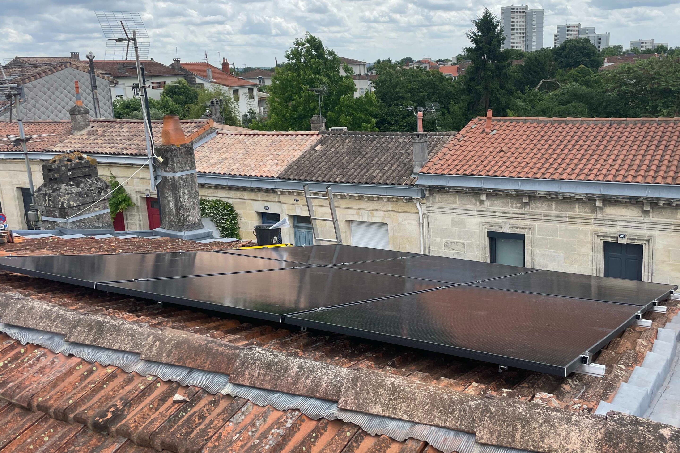 Installation sur toiture de 6 panneaux solaires à Bordeaux