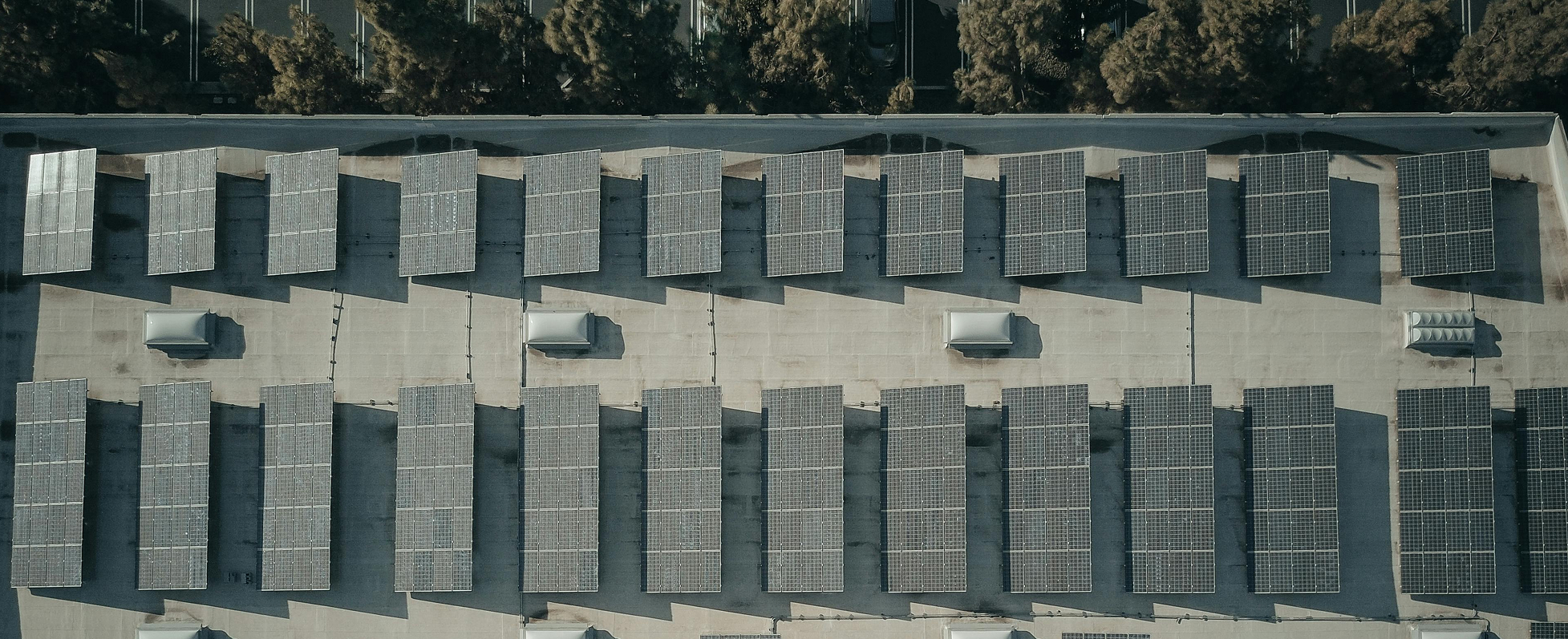 Panneaux photovoltaique installé sur un grand bâtiment professionnel