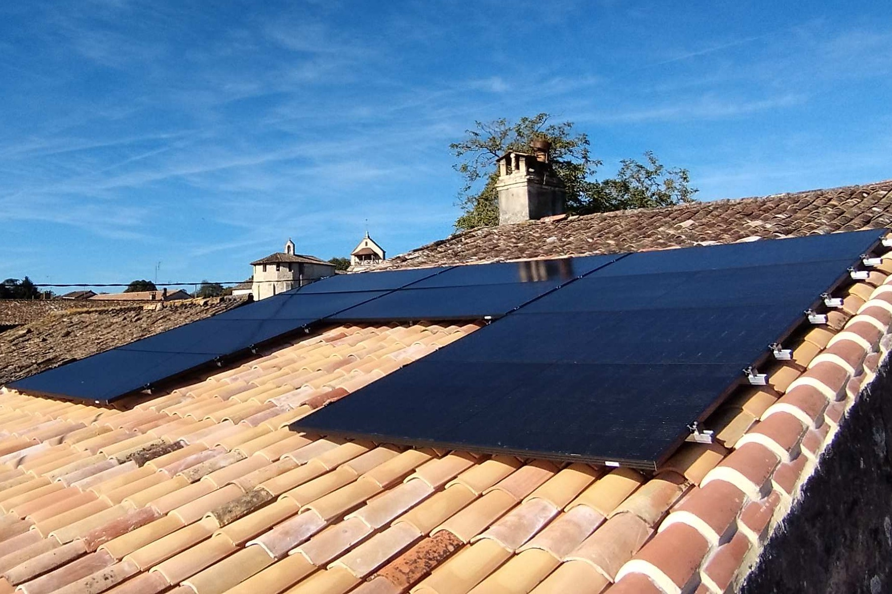 Installation de panneaux solaires sur toiture en tuiles