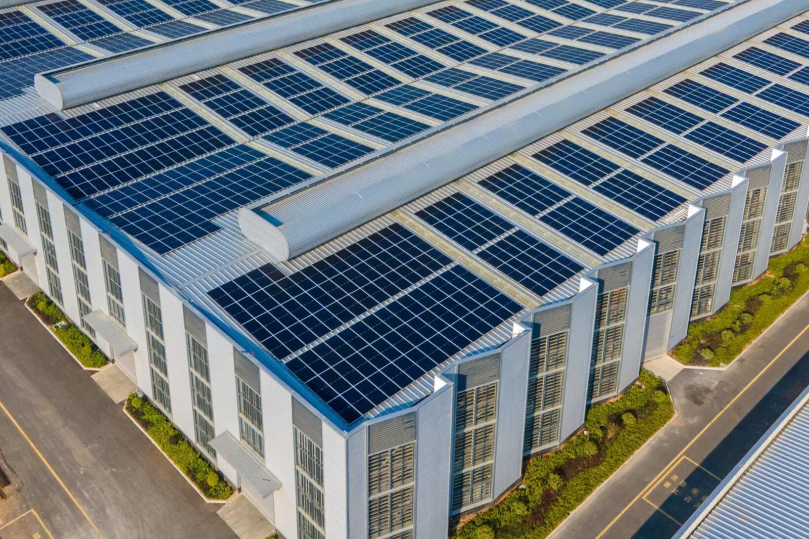 Projet d'installation de panneaux solaires sur un grand bâtiment