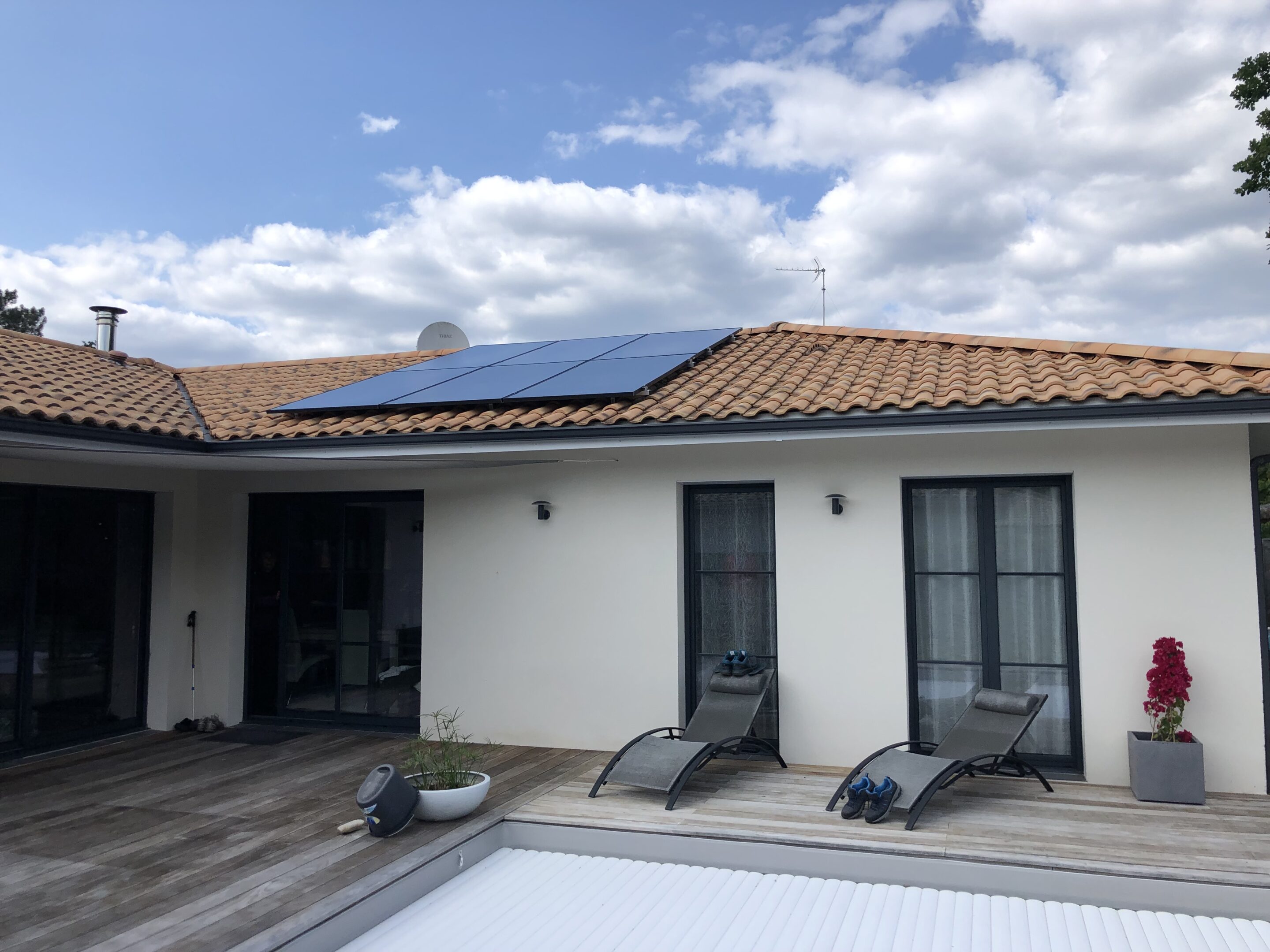 Maison moderne avec installation de panneaux solaires à Andernos