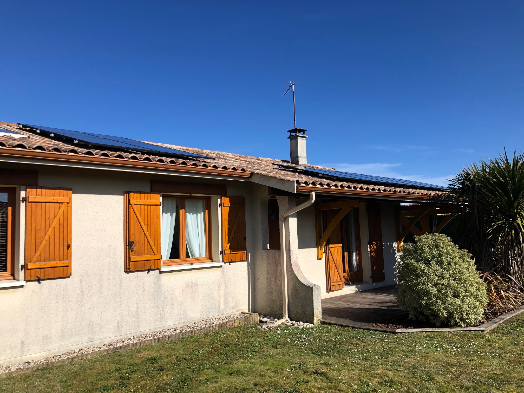 Une maison équipée de panneaux solaires installés sur son toit par Solanov à Marcheprime, en Nouvelle-Aquitaine, France.