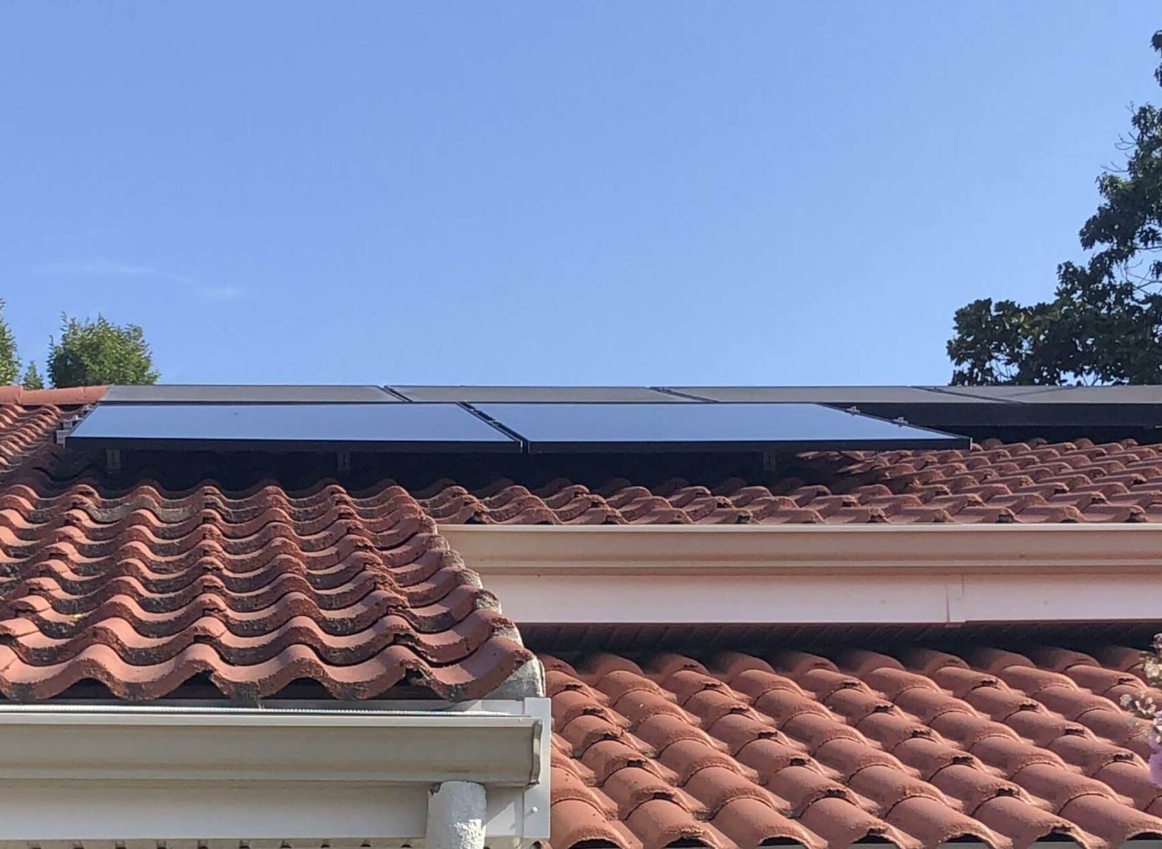 2 panneaux solaires installer sur un toit à Carbon blanc par Solanov