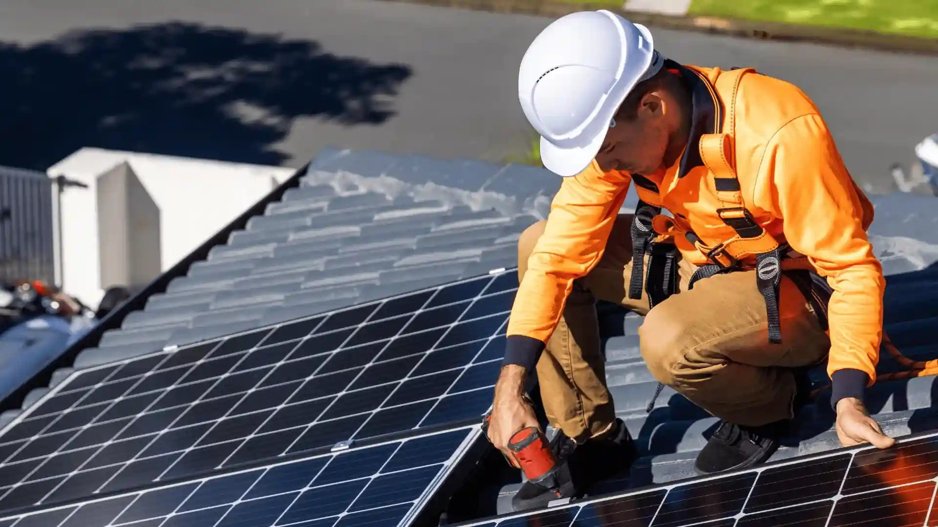 Maintenance et entretien panneaux solaires Solanov réalisant l'entretien de panneaux photovoltaïques sur toiture en Gironde